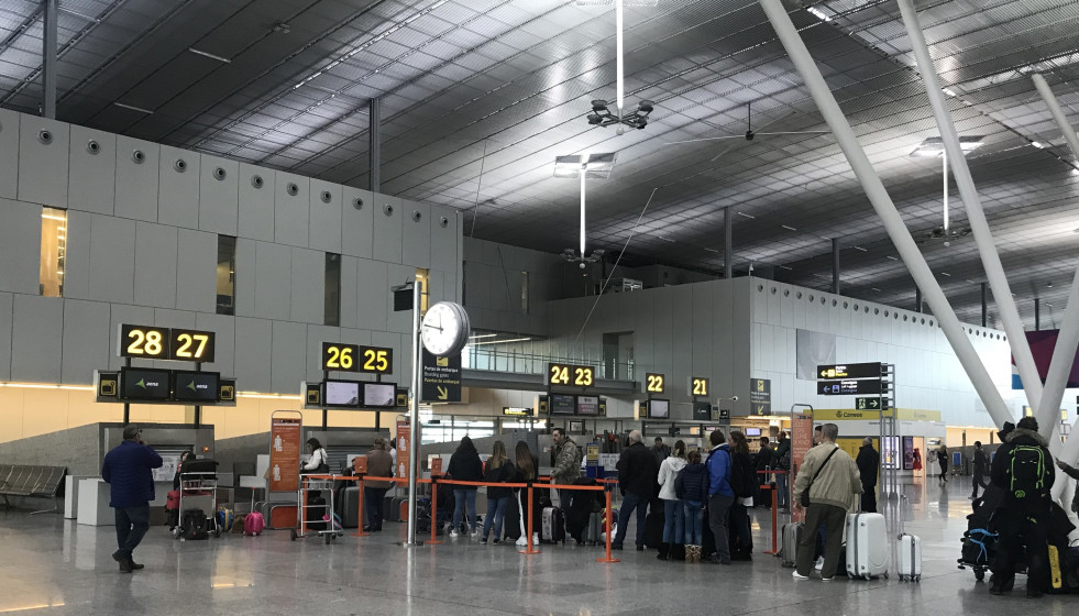 Archivo - Cola de facturación en el Aeropuerto de Santiago. Lavacolla. Turismo. Pasajeros en aeropuertos.