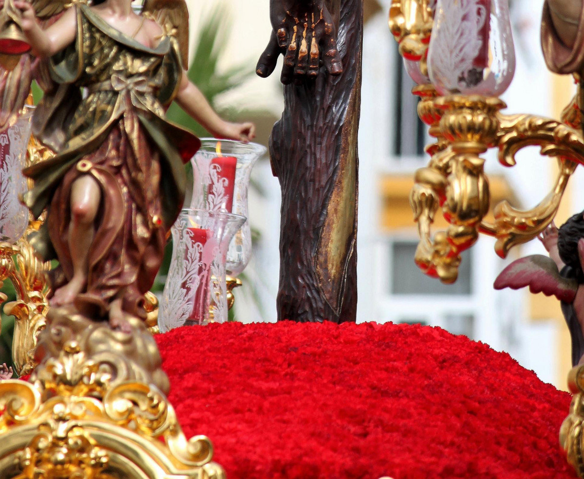 Claveles rojos en el calvario de un paso de Semana Santa