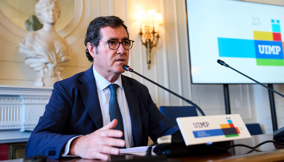 El presidente de la CEOE, Antonio Garamendi, durante el seminario de la APIE de la Universidad Internacional Menéndez Pelayo (UIMP), en el Palacio de la Magdalena, a 22 de junio de 2023, en Santander