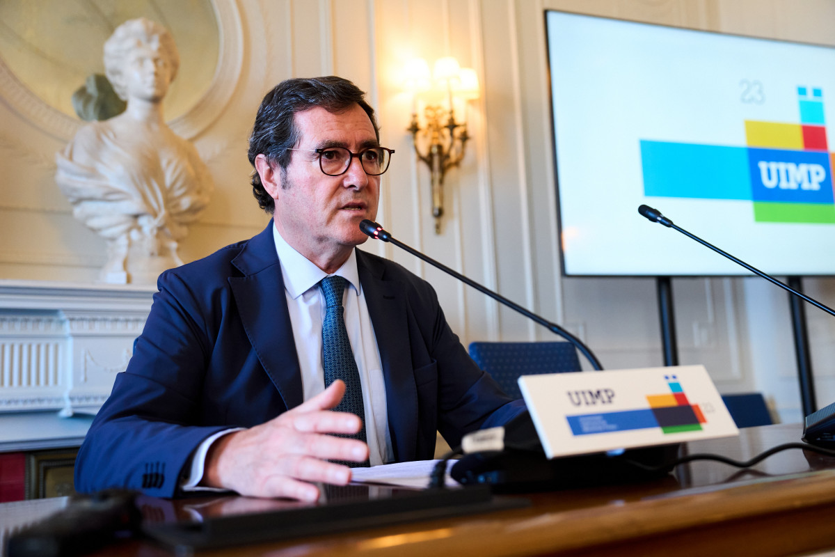 El presidente de la CEOE, Antonio Garamendi, durante el seminario de la APIE de la Universidad Internacional Menéndez Pelayo (UIMP), en el Palacio de la Magdalena, a 22 de junio de 2023, en Santander