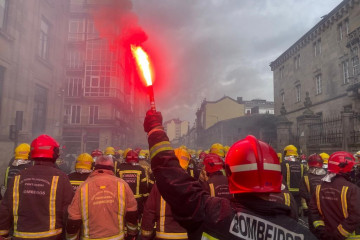 Archivo - Protesta de los bomberos de los parques comarcales en Ourense.