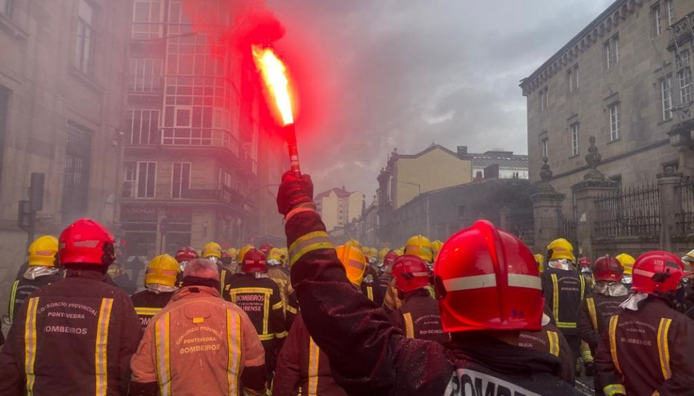 Archivo - Protesta de los bomberos de los parques comarcales en Ourense.