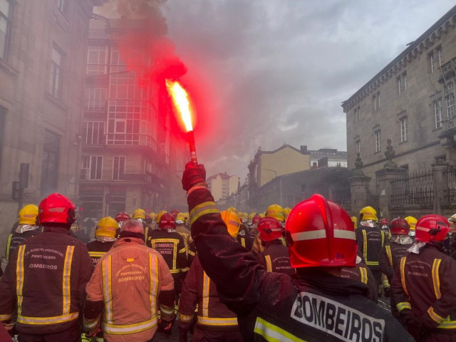 Archivo - Protesta de los bomberos de los parques comarcales en Ourense.