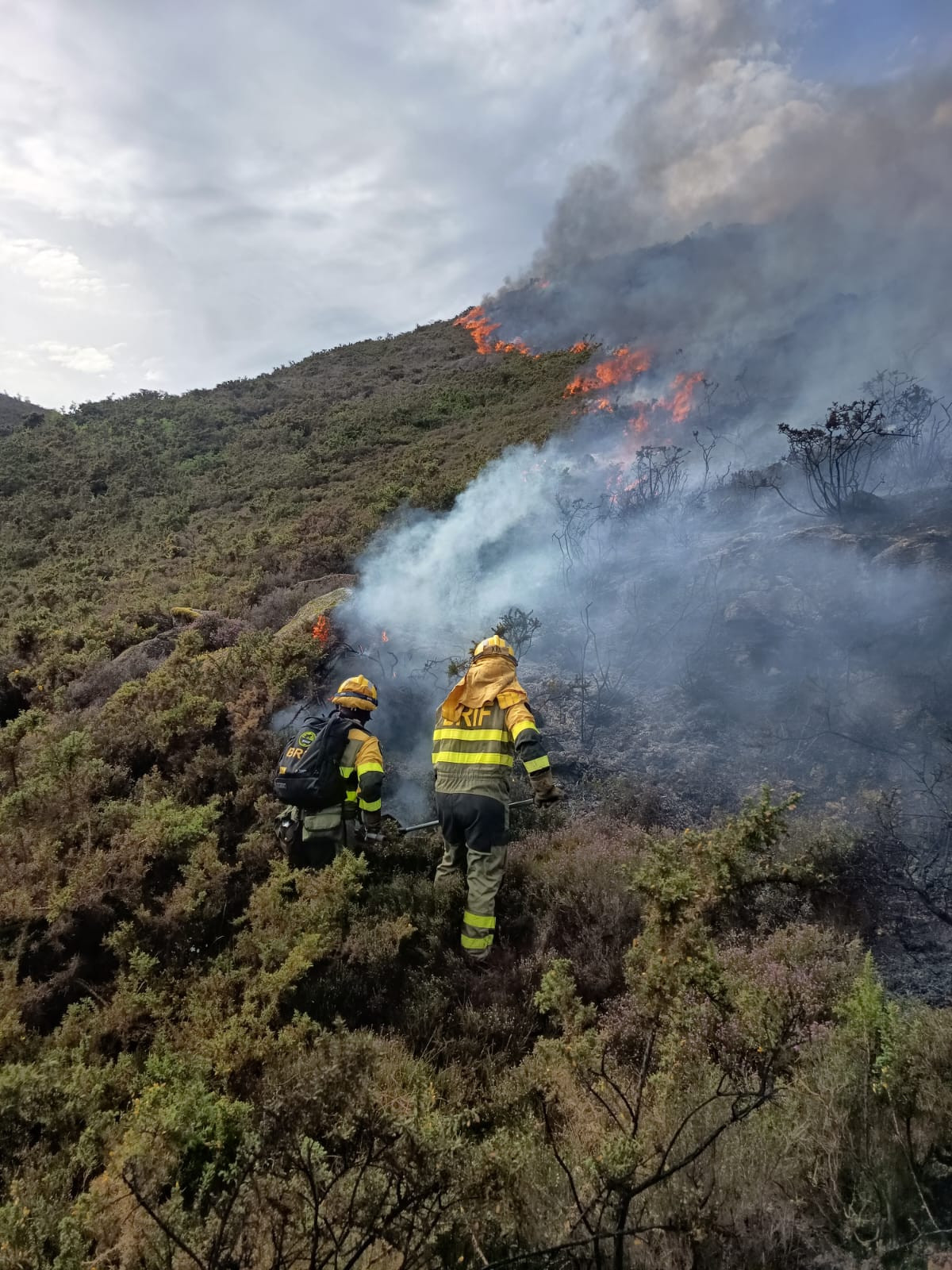 La Brif de Laza trabajando en el incendio en Ponteareas, afirman que es el tercero en lo que va de au00f1o en ese municipio