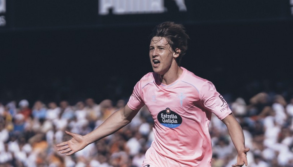 Fer López celebrando su golazo en Mestalla