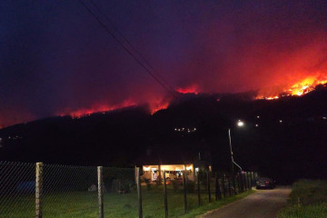 Incendio en Ponteareas cerca de las casas en una foto de Incendios Galicia @lumesGal