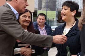 El secretario xeral del PSdeG, José Ramón Gómez Besteiro, junto con la edil del Ayuntamiento de Lugo Olga López.