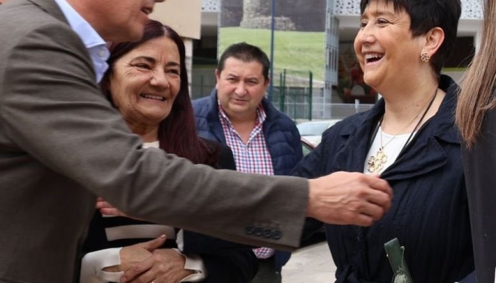 El secretario xeral del PSdeG, José Ramón Gómez Besteiro, junto con la edil del Ayuntamiento de Lugo Olga López.