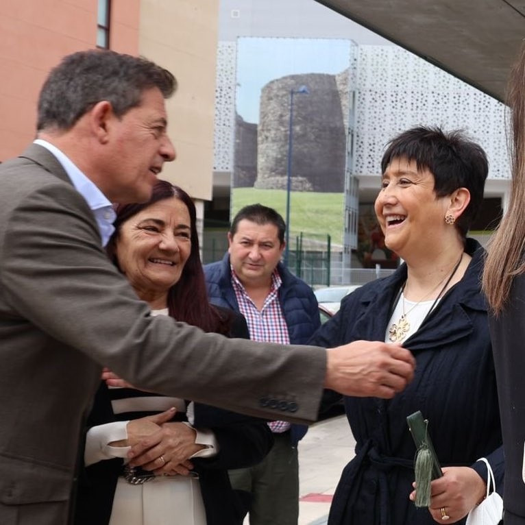 El secretario xeral del PSdeG, José Ramón Gómez Besteiro, junto con la edil del Ayuntamiento de Lugo Olga López.