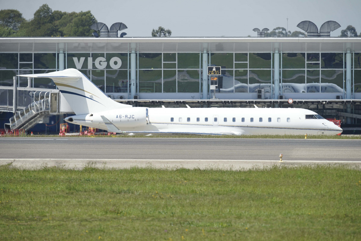 Archivo - Un avión en el aeropuerto de Peinador, en Vigo