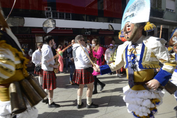 Archivo - Varias personas con el traje de cigarrón en la celebración del estreno de los Cigarrones, a 20 de febrero de 2022, en Verín, Ourense, Galicia.