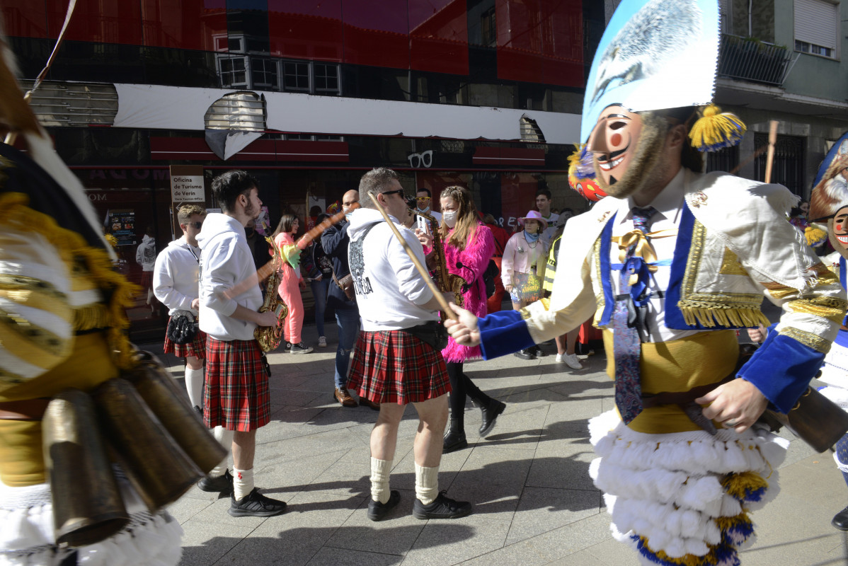 Archivo - Varias personas con el traje de cigarrón en la celebración del estreno de los Cigarrones, a 20 de febrero de 2022, en Verín, Ourense, Galicia.