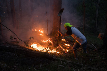 Varias personas intentan sofocar el fuego en el incendio forestal en el monte Galleiro, a 6 de abril de 2026, en Ribadetea, Ponteareas, Pontevedra, Galicia.