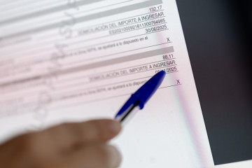 Archivo - Una persona cumplimenta la declaración de la Renta, a 3 de abril de 2024, en Madrid (España). Los contribuyentes han presentado en el primer día y medio de la Campaña de la Renta 2024 un