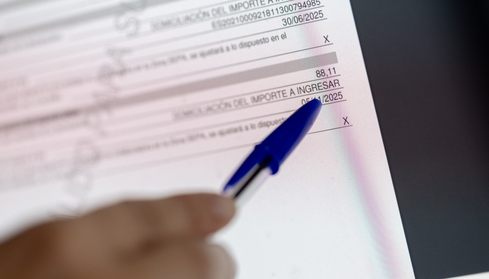 Archivo - Una persona cumplimenta la declaración de la Renta, a 3 de abril de 2024, en Madrid (España). Los contribuyentes han presentado en el primer día y medio de la Campaña de la Renta 2024 un