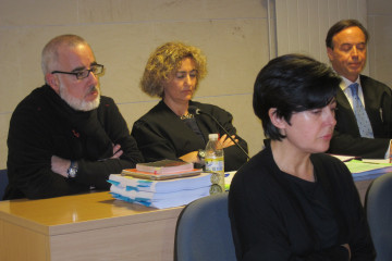 Archivo - Alfonso Basterra (sentado detrás) y Rosario Porto (delante), durante el juicio por la muerte de Asunta