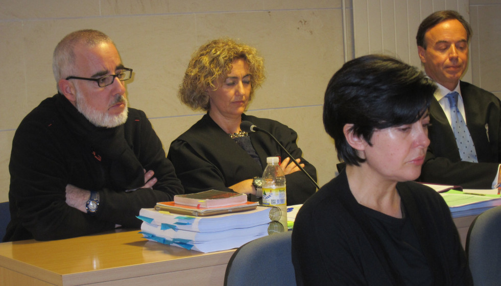 Archivo - Alfonso Basterra (sentado detrás) y Rosario Porto (delante), durante el juicio por la muerte de Asunta