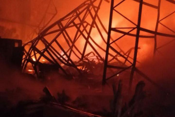 Interior de la nave de Trison tras el incendio en una imagen del Ayuntamiento de Sada