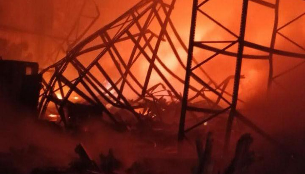 Interior de la nave de Trison tras el incendio en una imagen del Ayuntamiento de Sada