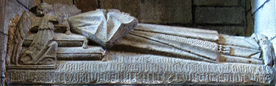 Sepulcro de Xohán Mariño de Soutomaior en una foto del Facebook de la Asociación Academia de Genealogía Heráldica y Nobiliaria de Galicia