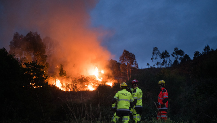 Bomberos trabajan en las tareas de extiención del incendio forestal en el monte Galleiro, a 6 de abril de 2026, en Ribadetea, Ponteareas, Pontevedra, Galicia (España).