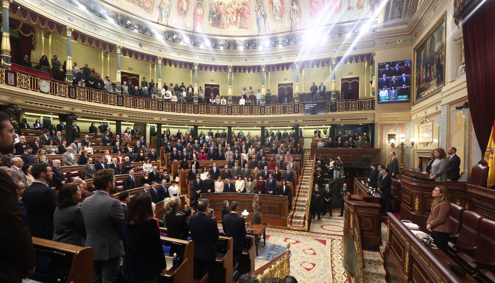 Archivo - Diputados en el hemiciclo durante una sesión de control al Gobierno.