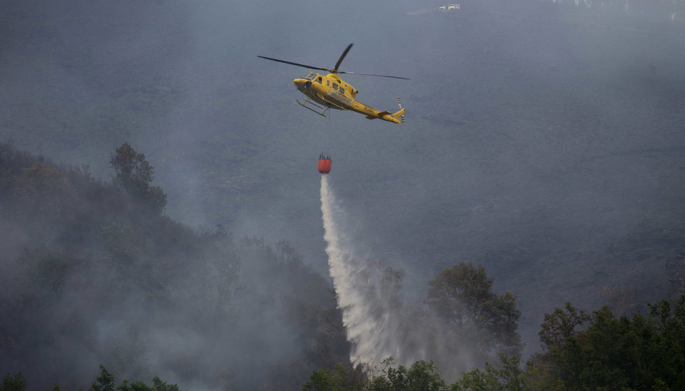 Archivo - Labores de extinción del incendio forestal que se originó la pasada madrugada en el entorno de la localidad de Ferreirós de Abaixo, en el municipio de Folgoso do Courel, a 12 de junio de
