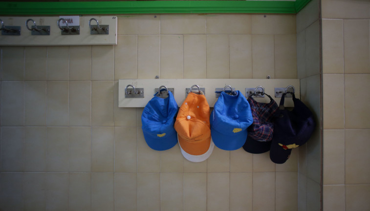 Archivo - Gorras de alumnos colgadas de un perchero el día que arranca el curso escolar en Galicia, en el CEIP Eduardo Cela Vila de Triacastela, a 8 de septiembre de 2022, en Triacastela, Lugo, Galic
