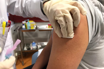 Archivo - Personal de enfermería suministra una vacuna contra la gripe en la campaña de 2020, en plena pandemia por el coronavirus. Covid-19, gripe, vacunas.