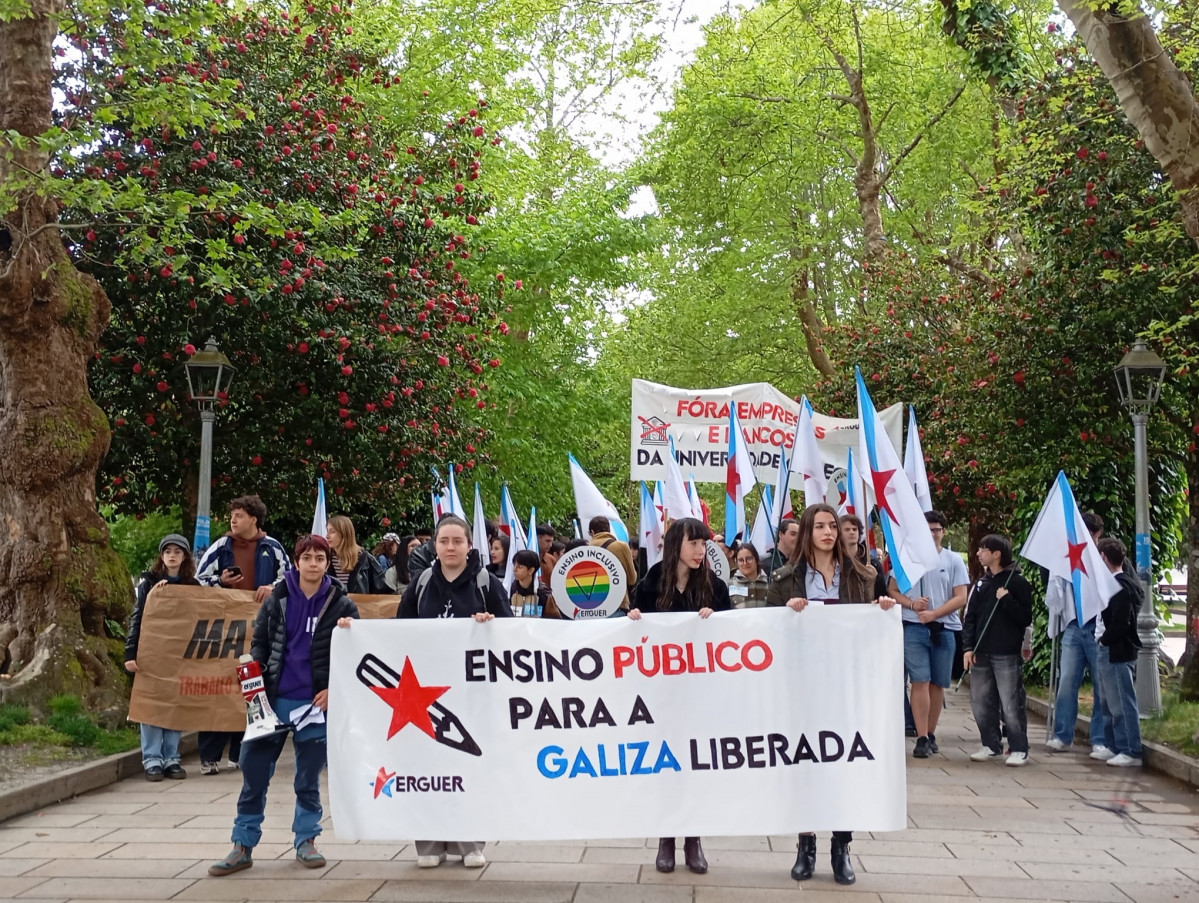 Estudiantes en huelga se movilizan en Galicia por una enseñanza "accesible" y alertan de un "proceso privatizador"