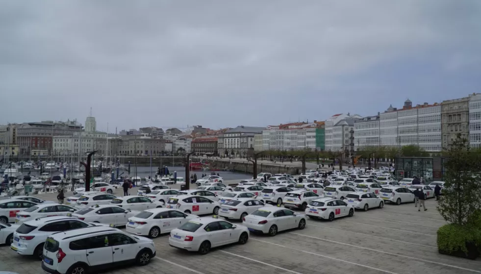 Una pasada protesta de taxistas en A Coruña contra las VTC