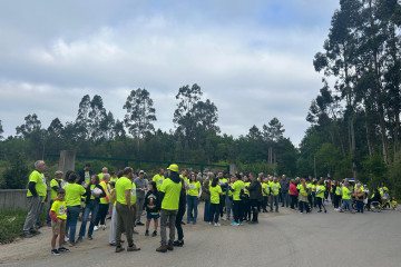 Decenas de vecinos participan en la andaina reivindicativa de la Plataforma STOP Planta de Residuos Cacheiras