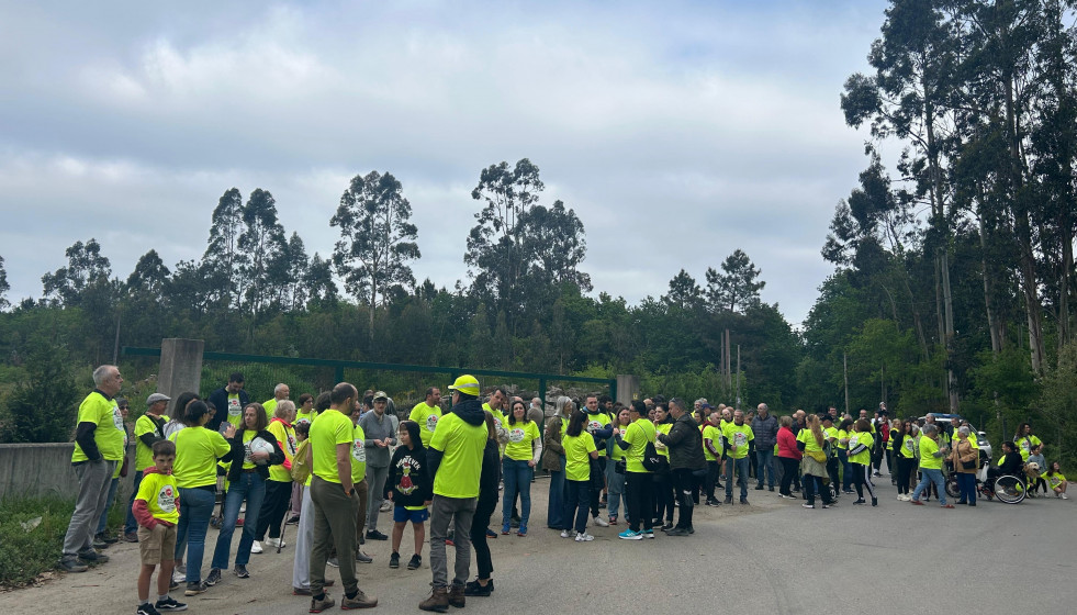 Decenas de vecinos participan en la andaina reivindicativa de la Plataforma STOP Planta de Residuos Cacheiras