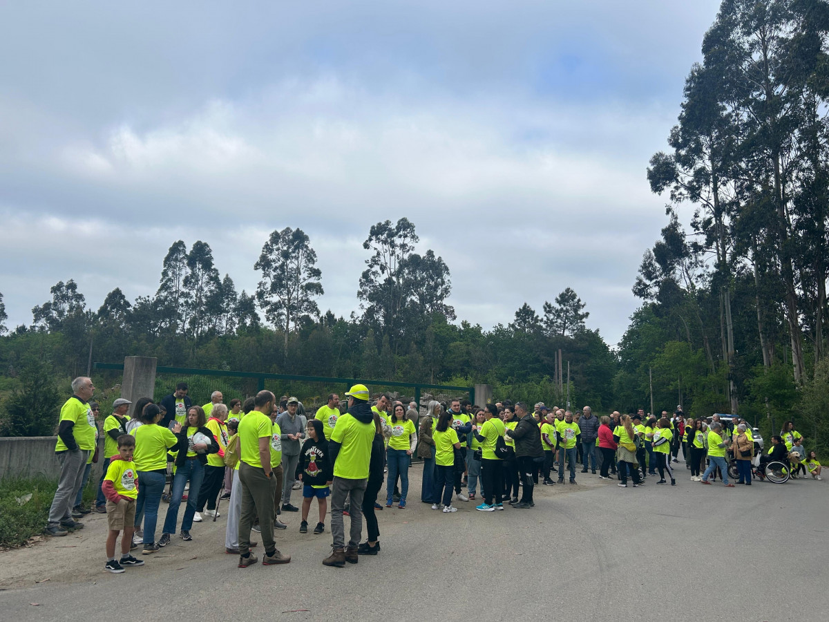 Decenas de vecinos participan en la andaina reivindicativa de la Plataforma STOP Planta de Residuos Cacheiras