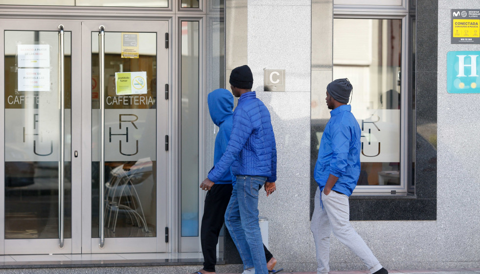 Archivo - Un grupo de migrantes refugiados en el hotel en el que permanecen alojados en protesta por la denegación de sus solicitudes de asilo, a 19 de febrero de 2025, en Monterroso, Lugo