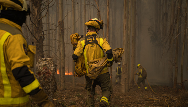 Bomberos trabajan en la extinción del incendio forestal en el monte Galleiro, a 6 de abril de 2026, en Ribadetea, Ponteareas