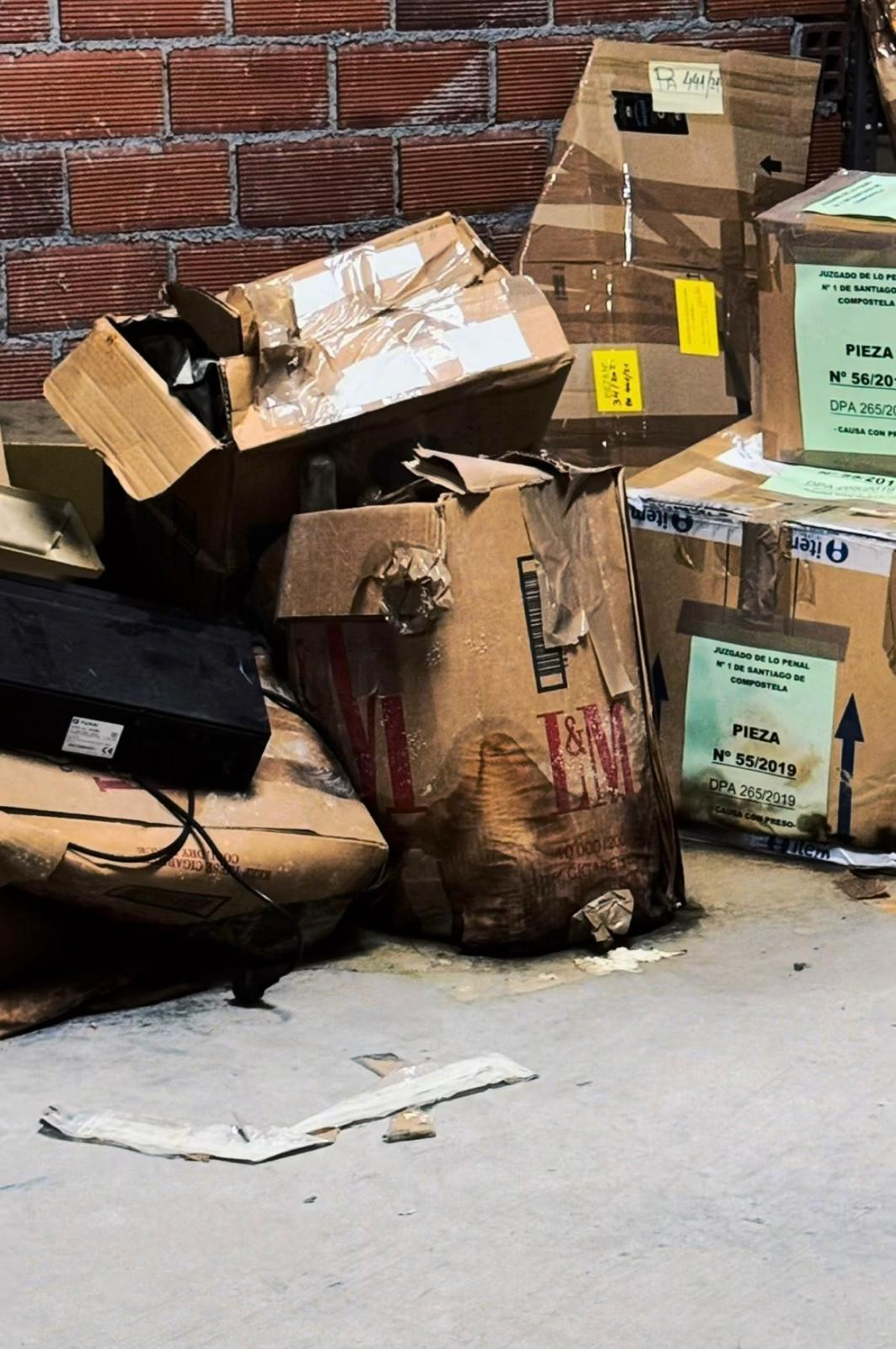 Cajas en el archivo judicial de Santiago en una foto de Alternativas na Xustiza
