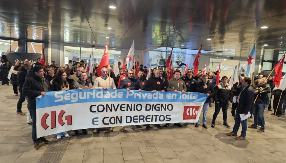 Concentración de trabajadores de seguridad privada ante el centro comercial Vialia de Vigo, para demandar mejoras en sus condiciones laborales.