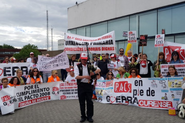 Trabajadores de PAC de Galicia se concentra delante del Sergas en Santiago.