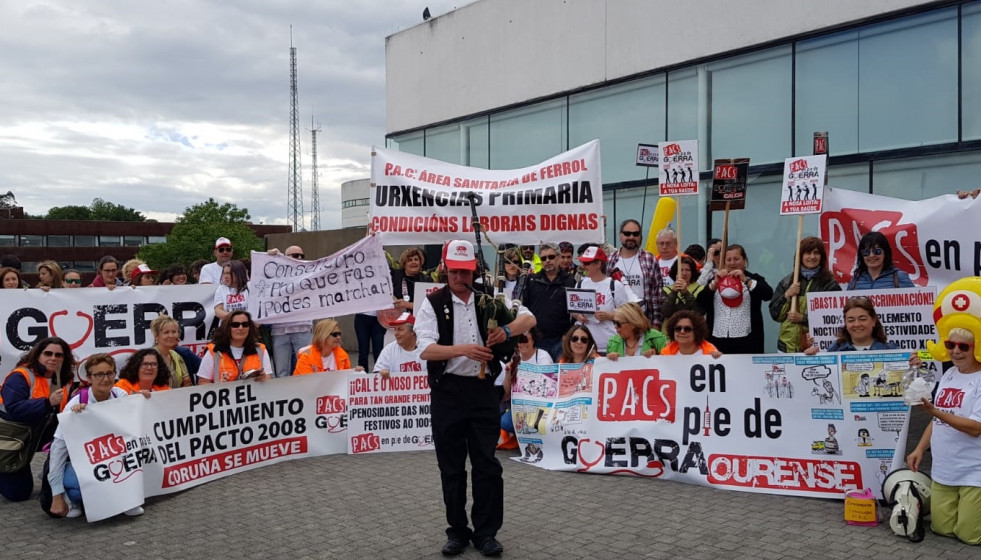 Trabajadores de PAC de Galicia se concentra delante del Sergas en Santiago.