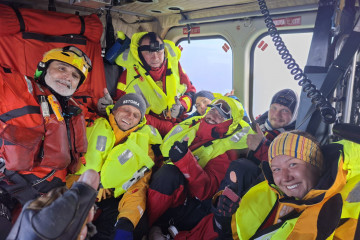 Los rescatados a bordo del helicoptero de Salvamento de la Xunta