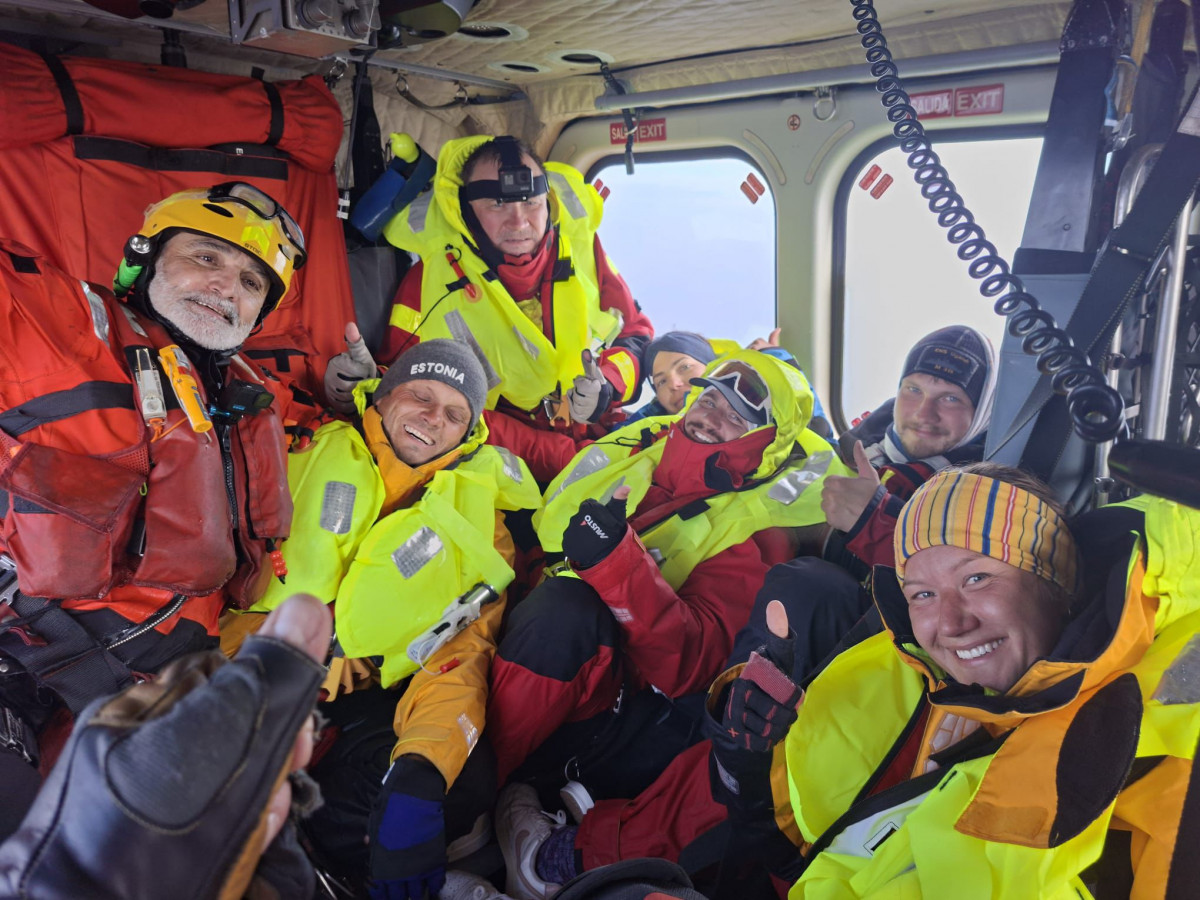 Los rescatados a bordo del helicoptero de Salvamento de la Xunta