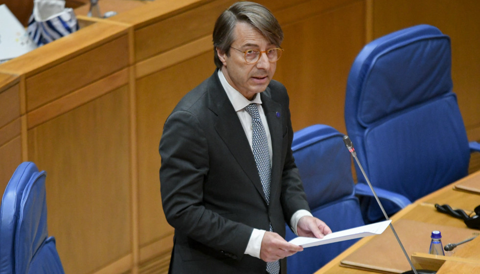El conselleiro de Facenda e Administración Pública, Miguel Corgos, responde una pregunta en el Parlamento, a 22 de abril de 2024.