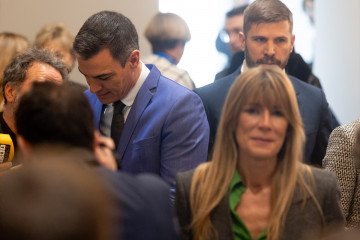 Sánchez y su mujer Begoña Gómez durante la presentación del libro ‘Tierra firme’, en el Círculo de Bellas Artes, a 11 de diciembre de 2023, en Madrid (España). El libro ‘Tierra firme’, e