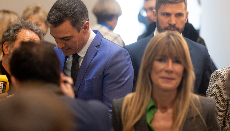 Sánchez y su mujer Begoña Gómez durante la presentación del libro ‘Tierra firme’, en el Círculo de Bellas Artes, a 11 de diciembre de 2023, en Madrid (España). El libro ‘Tierra firme’, e