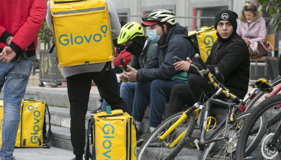 Archivo - Varios repartidores de Glovo
