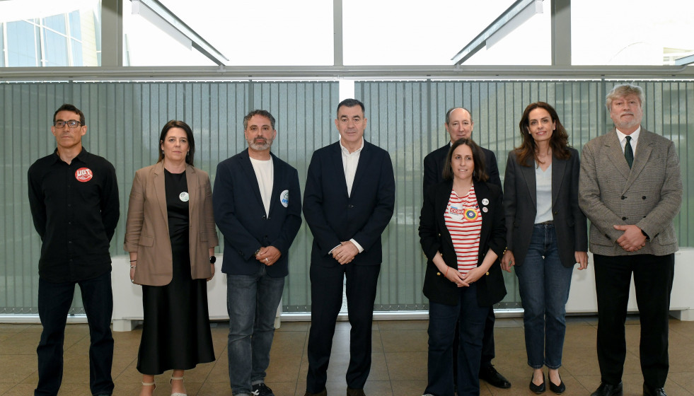 Elconselleiro de Educación, Ciencia, Universidades e FP, Román Rodríguez, junto a representantes de las organizacións sindicales CCOO, ANPE, UGT y CSIF.