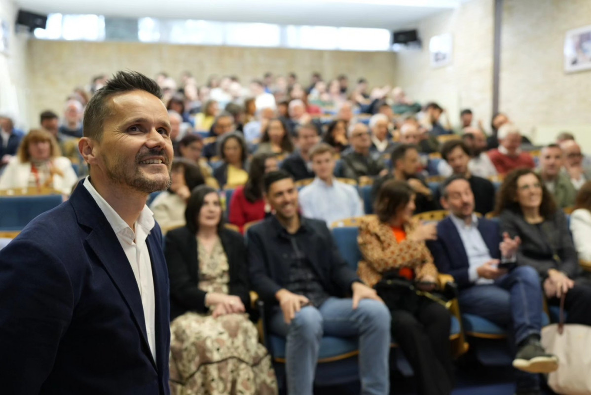 Puede ser una imagen de una o varias personas, barba y multitud