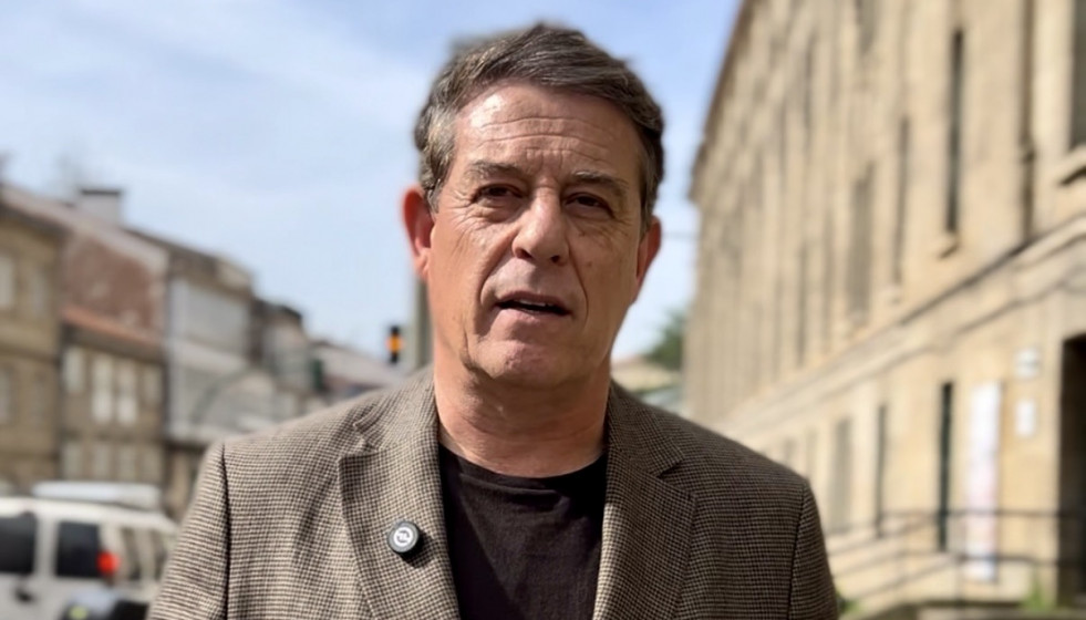 El secretario xeral del PSdeG, José Ramón Gomez Besteiro, ante la Escola de Arte Superior de Deseño Mestre Mateo