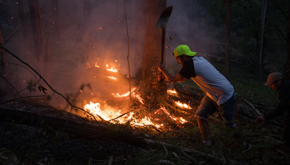 Varias personas intentan sofocar el fuego en el incendio forestal en el monte Galleiro, a 6 de abril de 2026, en Ribadetea, Ponteareas, Pontevedra, Galicia.
